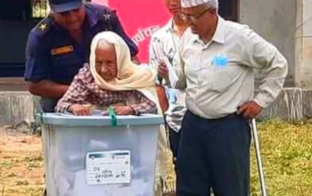 दाङमा ७० वर्षका छोराको सहयोगमा १०४ वर्षिया बृद्धाद्वारा मतदान